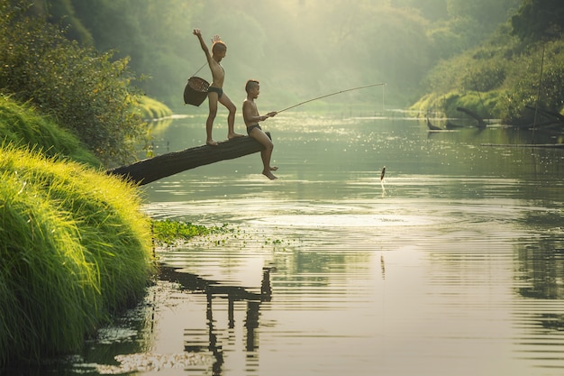 Asiatisches Jungenfischen am Fluss