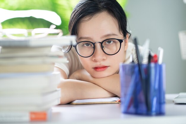 Asiatisches junges Mädchen macht Hausaufgaben