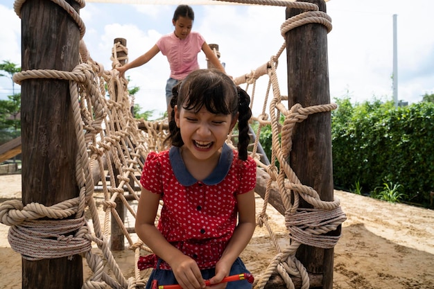 asiatisches Kind, das auf dem Spielplatz spielt