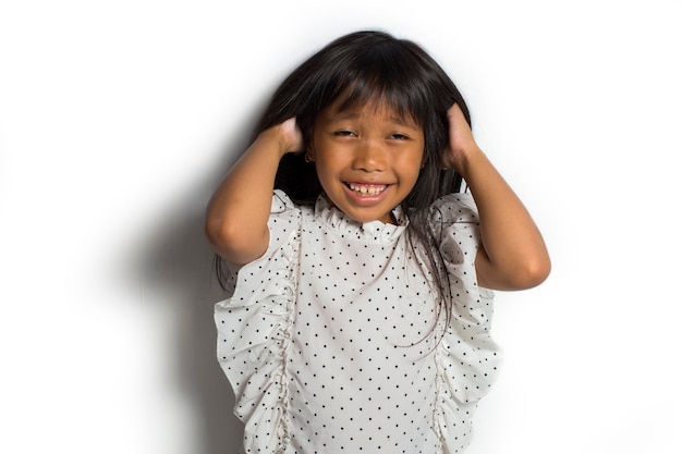 Asiatisches kleines Mädchen auf einem weißen Hintergrund