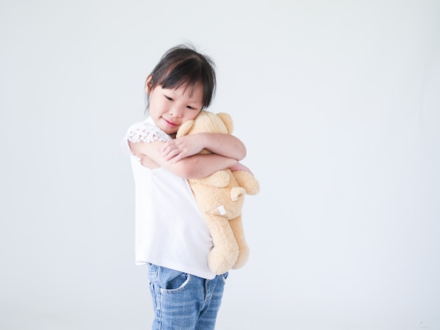 Asiatisches kleines Mädchen im Wohnzimmer