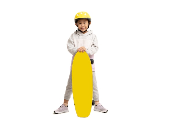 Asiatisches kleines Mädchen mit Skateboard, auf weißem Hintergrund isolieren.