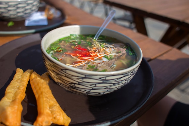 Asiatisches Lebensmittel in einer Platte, Reisnudelsuppe, Straßenlebensmittel im Café