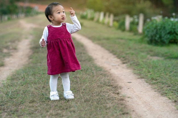 Asiatisches Mädchen am Wald-, Kinder- und Familienkonzept