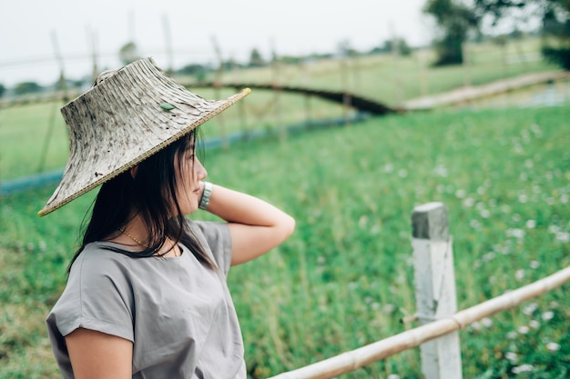 asiatisches Mädchen auf Holzbrücke