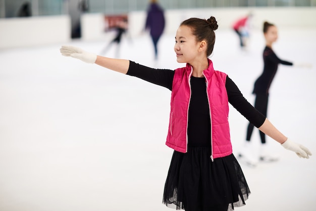 Asiatisches Mädchen Eiskunstlauf