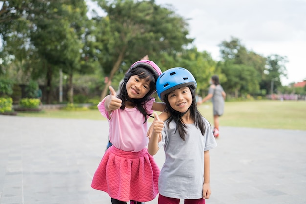 Asiatisches Mädchen geht auf ihre Inline-Skates