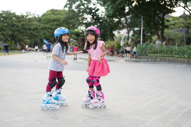 Asiatisches Mädchen geht auf ihre Inline-Skates