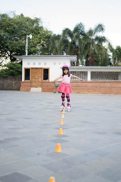 Asiatisches Mädchen geht auf ihre Inline-Skates