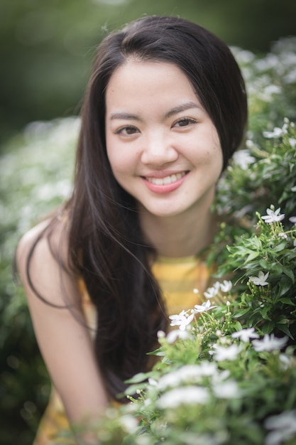 Asiatisches Mädchen in der Blumenwiese