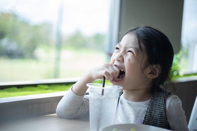 Asiatisches Mädchen isst gerne zum Frühstück oder Mittagessen im Restaurant