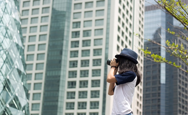 asiatisches Mädchen machen Foto in der Stadt