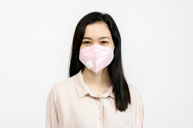 Asiatisches Mädchen mit Gesichtsmaske