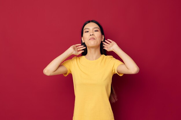 Asiatisches Mädchen posiert auf einem farbigen Hintergrund verschiedene Emotionen