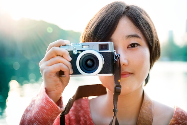 Asiatisches Mädchen Takin Pictures By Camera Concept