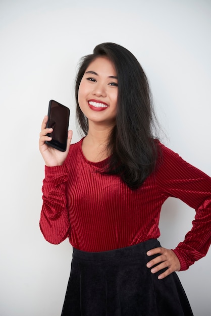 Asiatisches Modell mit Smartphone