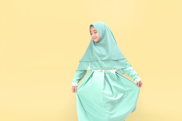 Asiatisches muslimisches Mädchen im Tosca-Kleid