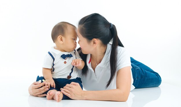 Asiatisches Mutter- und Babyinnenportrait