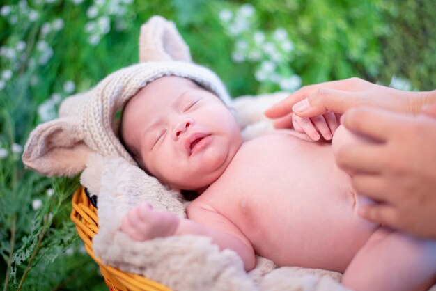 Asiatisches Neugeborenes. Schönes Kind und kleines Kind der Eltern.
