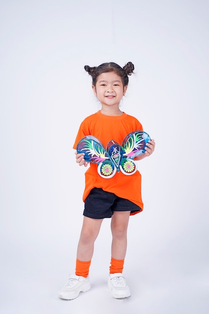 Asiatisches niedliches kleines Mädchenkind mit reizendem Ausdruck, der Mondfestlaterne hält