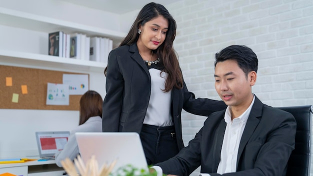 asiatisches paar, das im büro arbeitet