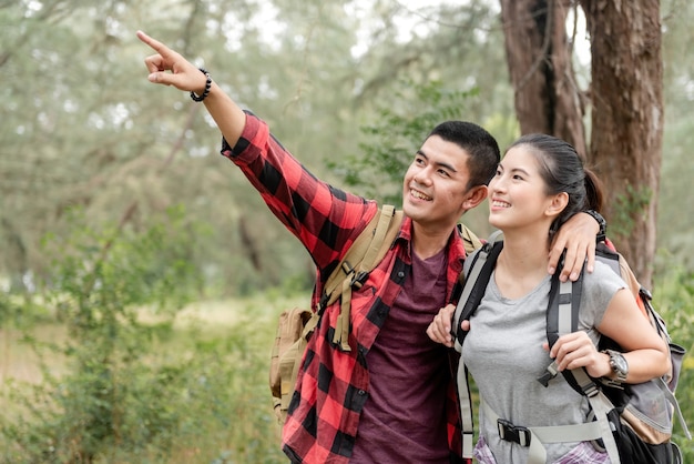 Asiatisches Paar, das im Wald führt