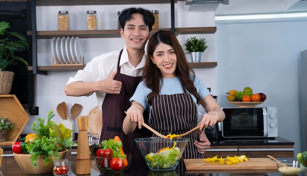 asiatisches paar in der küche