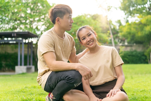 Asiatisches Paar liebt Dating im Park