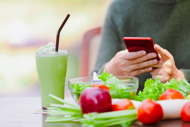 Asiatisches schönes junges Mädchen, das Salatgemüse isst