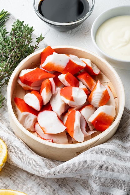 Asiatisches Snack-Surimi-Set, auf Holztablett, auf weißem Hintergrund