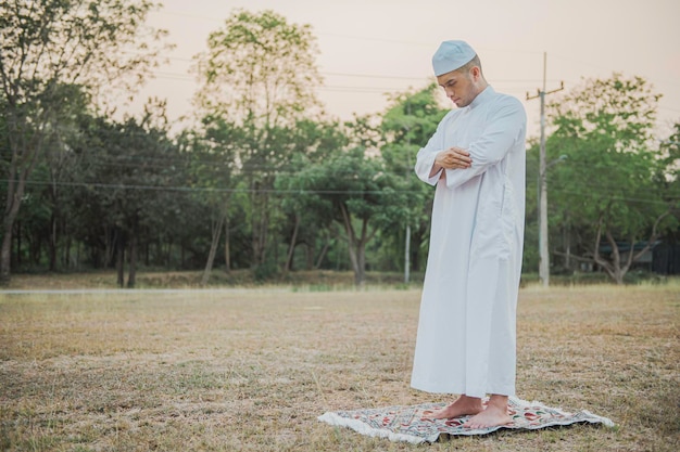 Asiatisches weißes Islam-Mann-GebetJunge Muslime beten Ramadan-Festival-Konzept