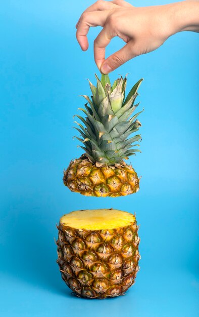 Foto asideros de piña sobre un fondo en blanco coloreado frutas tropicales vitaminas jugo