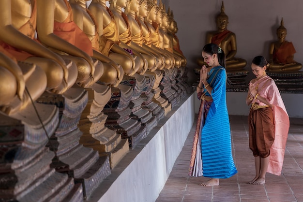 Asien-Frau im thailändischen Kleid traditionell