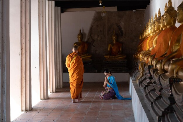 Asien-Frau im thailändischen Kleid traditionell