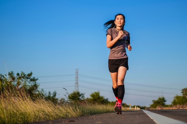 Asien-Schönheit im Sport laufen auf der Straße Übungskonzept.