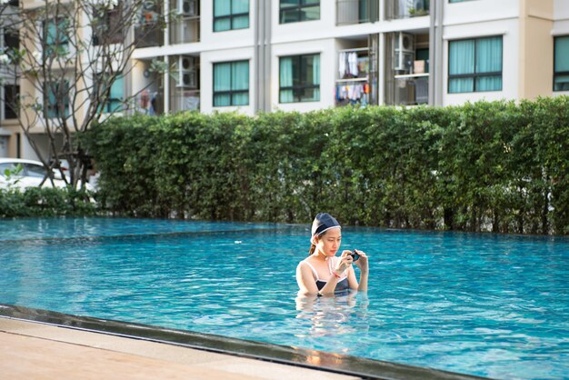 Foto asien-schönheit im swimmingpool