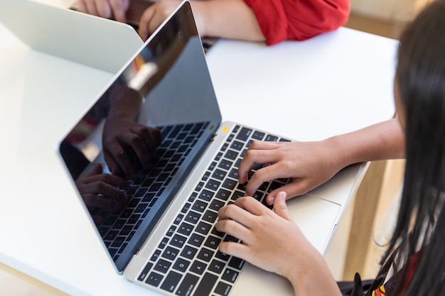 Asien-Studentenlaptop, der im Sommer lernt