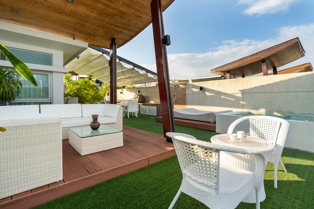 Asiento al aire libre en el balcón con vista a la piscina villa, casa, hogar, condominio y apartamento