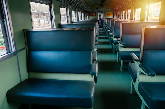 Asiento en el antiguo tren con sol de tarde.