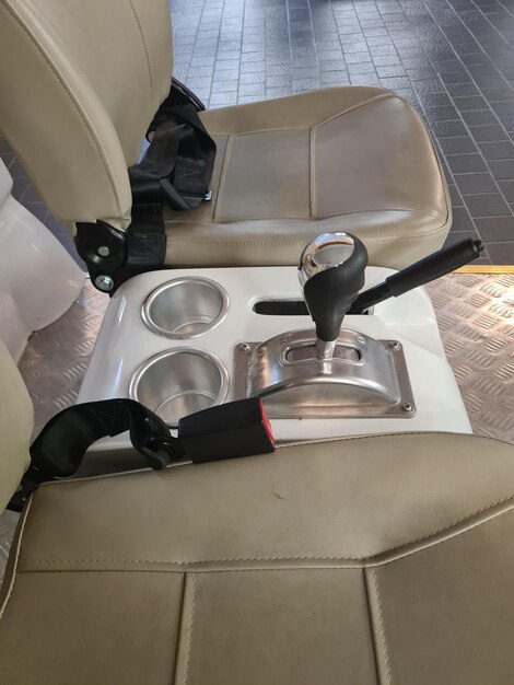 Un asiento en un avión con un cinturón de seguridad negro.