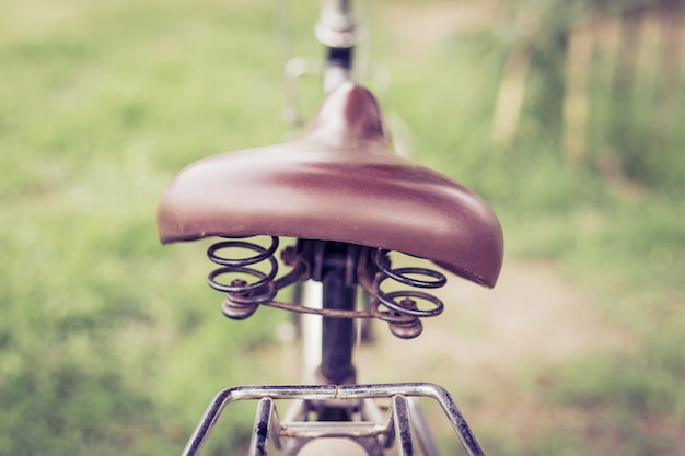 Foto asiento bicicleta vintage en el jardín