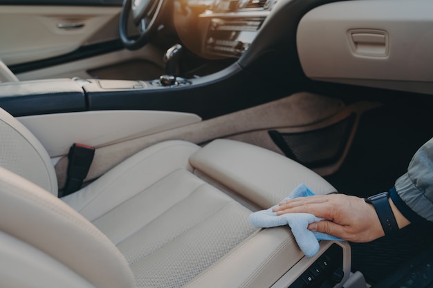 Foto asiento de coche de tela desinfectante de manos masculinas con paño de microfibra