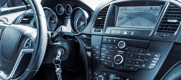 El asiento del conductor del automóvil, el interior del automóvil, las puertas del automóvil abiertas, el cierre de la bandera publicitaria.