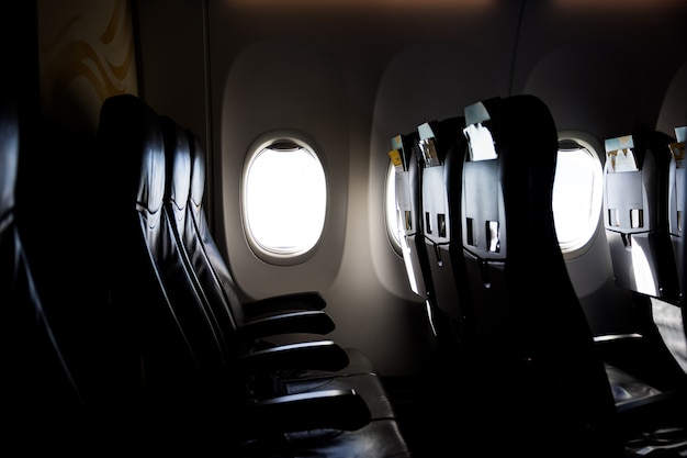 Asiento de cuero en avión nadie