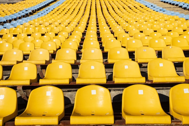 Asiento de fútbol amarillo fútbol en una fila