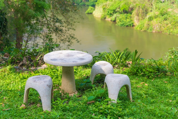 Asiento de jardín de piedra o mesa de piedra y bancos en el jardín.