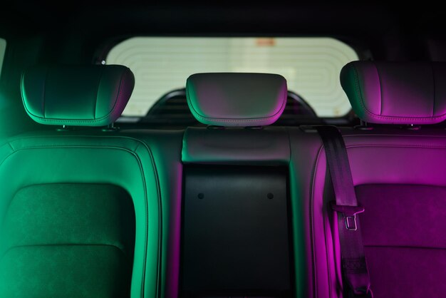 Asiento trasero de automóvil con reposacabezas y reposabrazos un accesorio cómodo para automóviles
