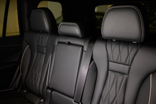 Asiento trasero de automóvil con reposacabezas y reposabrazos un accesorio cómodo para automóviles