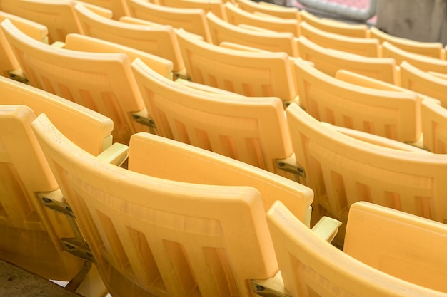 El asiento viejo vacío quedó abandonado en el estadio