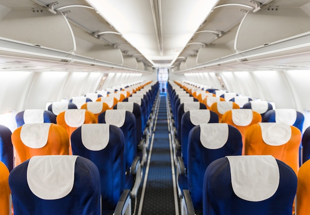 Foto asientos de avión de pasajeros vacíos en la cabina